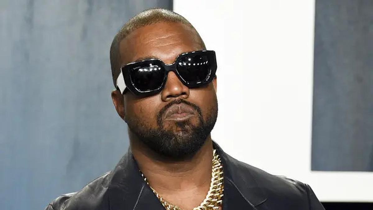 Seikat Rumput yang Diinjak Kanye West Saat Konser di China Dijual Seharga Rp648 Ribu