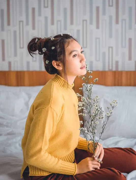Pakai sweater warna kuning dipadukan dengan celana warna cokelat, gaya berpakaian bintang sinetron Love Story The Series ini bisa jadi inspirasi ketika tampil santai. Artis berusia 22 tahun ini makin terlihat imut dan lucu dengan rambut yang dicepol dan sedikit rambut yang menjuntai di kiri dan kanannya. (Liputan6.com/IG/@fiolinatejaay)