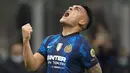 Penyerang Inter Milan Lautaro Martinez merayakan gol pertama timnya ke gawang Cagliari pada laga lanjutan Liga Italia pekan ke-17 di Guseppe Meazza, Senin dini hari WIB (13/12/2021). Inter Milan menang telak 4-0 atas tim tamu Cagliari. (AP Photo/Luca Bruno)