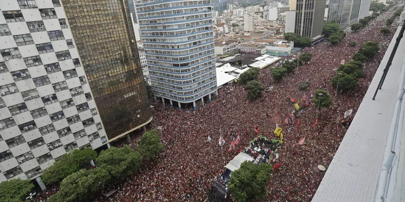 Rayakan Gelar Juara, Suporter Flamengo Banjiri Rio de Janeiro