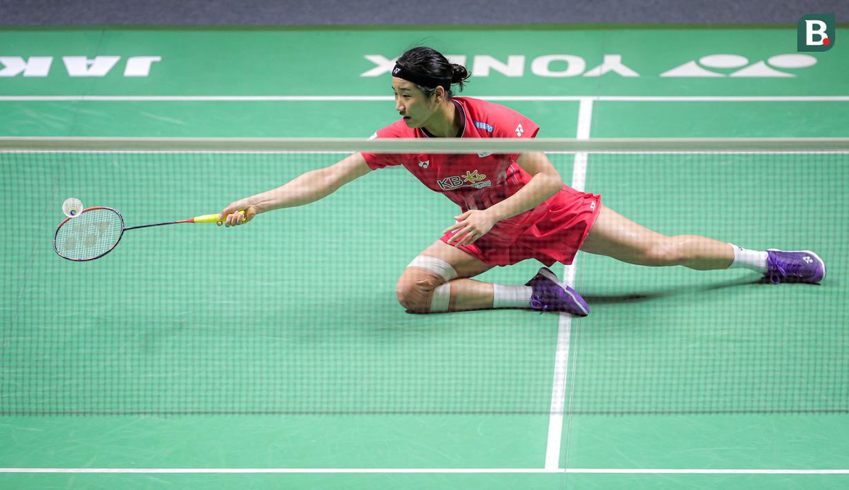 Pebulu tangkis tunggal putri Korea Selatan, An Se Yong terjatuh saat menerima kok dari wakil China, Wang Zhi Yi pada babak semifinal Indonesia Open 2024 di Istora Senayan, Jakarta, Sabtu (08/06/2024). (Bola.com/Bagaskara Lazuardi)