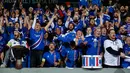 Suporter merayakan kemenangan timnas Islandia atas Kosovo 2-0 pada laga Grup I Kualifikasi Piala Dunia 2018 di Laugardalsvollur, Senin (9/10). Islandia mencatat sejarah sebagai negara terkecil yang lolos ke Piala Dunia. (AP/Brynjar Gunnarsson)