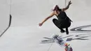 Skater Brasil, Leticia Bufoni, saat beraksi pada  Kejuaraan dunia skateboard jalanan di Roma, Jumat (4/6/2021). Ajang tersebut merupakan kualifikasi untuk Olimpiade Tokyo 2020. (AP/Alessandra Tarantino)