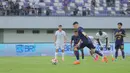 Pemain Persita, Andrejic Aleksa mencetak gol ke gawang Borneo FC melalui tendangan penalti dalam laga BRI Super League 2025/2026 di Indomilk Arena, Tangerang, Banten, Jumat (09/01/2026). (Bola.com/Bagaskara Lazuardi)