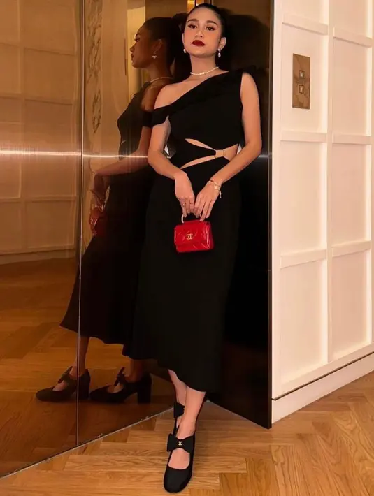 Terbaru, istri Pratama Arhan itu disorot karena penampilannya saat menghadiri suatu event. Biasa tampil kasual dengan makeup minimalis, kali ini penggemar dibuat pangling saat Azizah tampil dengan formal outfit yang memesona. [@ochiipramita/@azizahsalsha_]