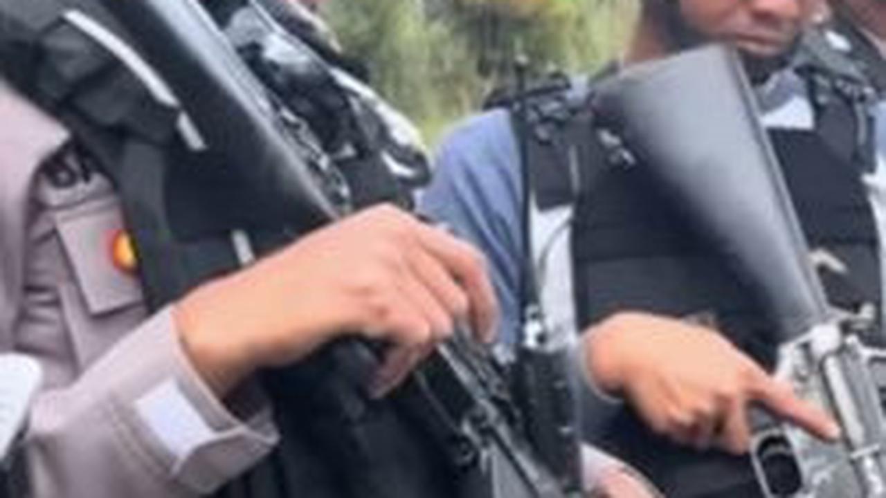Perjalanan 12 Jam, Polisi Bersenjata Lengkap Kawal Surat Suara Pemilu ke Puncak jaya Tiba-tiba 'Diadang Alam