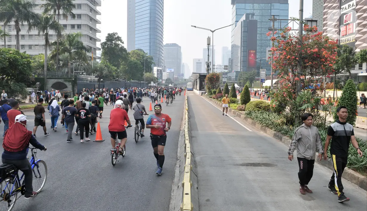 Aktivitas warga berolahraga saat Car Free Day di kawasan Bundaran HI, Jakarta, Minggu (10/11/2019). Warga Jakarta kini lebih leluasa berolahraga setelah Pemprov DKI memberlakukan larangan PKL berjualan di area HBKB mulai dari Jalan Sudirman hingga MH Thamrin. (merdeka.com/Iqbal S. Nugroho)