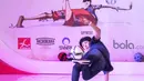 Freestyler Jepang, Kosuke, tampil pada final Asian Freestyle Football Championship 2015 di Pluit Mall, Jakarta, Minggu (15/11/2015). Kosuke berhasil menjadi juara mengalahkan PWG. (Bola.com/Vitalis Yogi Trisna)