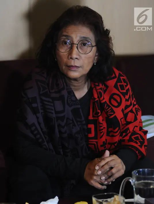 Menteri Kelautan dan Perikanan Susi Pudjiastuti memberi keterangan pers di Bandara Halim Perdanakusuma, Jakarta, Selasa (30/4/2019). Kementerian Kelautan dan Perikanan (KKP) akan mulai menenggelamkan 51 kapal pencuri ikan mulai 4 Mei 2019. (Liputan6.com/Herman Zakharia)