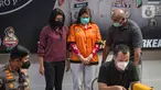 DJ Chantal Dewi (tengah) dihadirkan saat rilis kasus penyalahgunaan narkoba di halaman Direktorat Narkoba Polda Metro Jaya, Jakarta, Kamis (17/3/2022). Chantal Dewi ditangkap polisi di apartemen mewah di Cilandak, Jakarta Selatan, 16 Maret 2022 sekitar pukul 23.30 WIB. (Liputan6.com/Faizal Fanani)