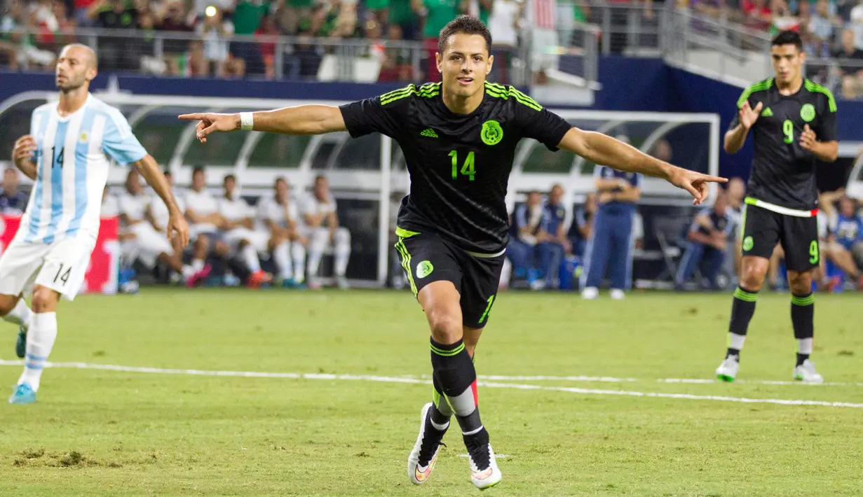 Selebrasi Javier Chicharito Hernández usai membuka gol pertama Meksiko melalui titik penalti saat laga uji coba melawan Argentina di AT&T Stadium, Texas, AS, Rabu (9/9/2015). Meski Meksiko sempat unggul, skor berakhir imbang, 2-2. (Reuters/Matthew Emmons)