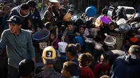 Warga Palestina berdesakan mengantre untuk mendapatkan makanan gratis di Rafah, Jalur Gaza, pada Selasa, 12 Maret 2024. (AP Photo/Fatima Shbair)