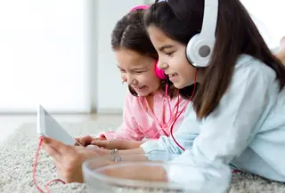 Di tengah derasnya arus informasi dan distraksi digital, membangun komunikasi yang hangat dengan anak menjadi tantangan tersendiri bagi orangtua. Notifikasi ponsel, pekerjaan yang tak ada habisnya, hingga rutinitas harian sering kali membuat percakapan dengan anak hanya sebatas formalitas. (foto/dok: freepik/nensuria)