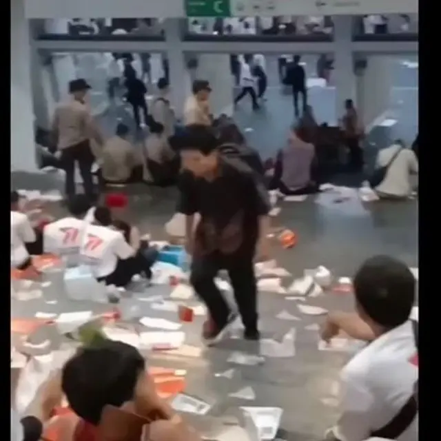Sampah Penuhi SUGBK Usai Acara HUT ke-77 Bhayangkara, Butuh 2 Jam Lebih Buat Membersihkan