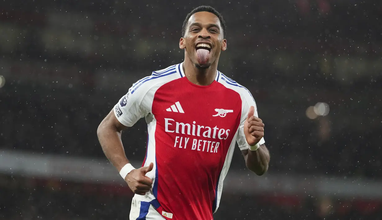 Pemain Arsenal, Jurrien Timber merayakan golnya ke gawang Manchester United pada laga lanjutan Liga Inggris 2024/2025 di Emirates Stadium, London, Inggris, Kamis (05/12/2024) WIB. (AP Photo/Kirsty Wigglesworth)