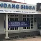 Suasana kantor manajemen Arema FC yang ditutup sementara hingga ada aktivitas kompetisi sepak bola lagi di Indonesia. (Bola.com/Iwan Setiawan)