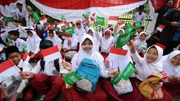 Pelajar SD mengibarkan bendera kedua negara untuk menyambut kedatangan Presiden Joko Widodo bersama Raja Arab Saudi, Salman bin Abdulaziz di sekitar Istana Bogor, Rabu (1/3). Puluhan ribu pelajar akan menyambut. (Liputan6.com/Helmi Fithriansyah)