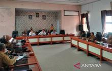 DPRD Rejang Lebong Desak Kontraktor Segera Perbaiki Jalan Pasar Atas Curup yang Rusak