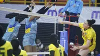 Outside Hitter Gresik Petrokimia Pupuk Indonesia Bohdana Anisova melepaskan smes saat melawan Bandung bjb Tandamata pada laga pembuka PLN Mobile Proliga 2023 di GOR Jalak Harupat, Kabupaten Bandung, Kamis (4/1). (foto: PBVSI)