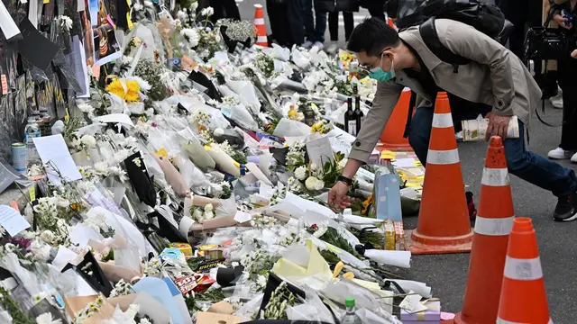 Tumpukan Bunga dan Pesan Duka untuk Korban Tragedi Halloween Itaewon
