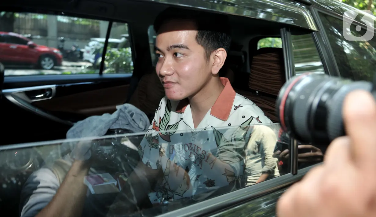 Putra Presiden Jokowi, Gibran Rakabuming Raka meninggalkan rumah Ketum PDIP Megawati Soekarnoputri usai melakukan pertemuan di Jalan Teuku Umar, Jakarta, Kamis (24/10/2019). Gibran datang menyampaikan ihwal niat maju dalam pencalonan Wali Kota Solo melalui jalur partai. (merdeka.com/Iqbal Nugroho)