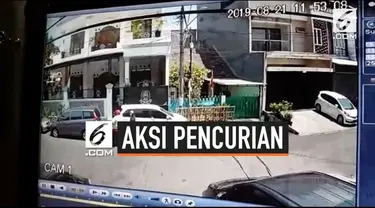 Aksi pencurian dengan modus pecah kaca mobil di Sunter, Jakarta Utara terekam CCTV. Sebuah tas laptop milik korban raib dibawa pencuri.