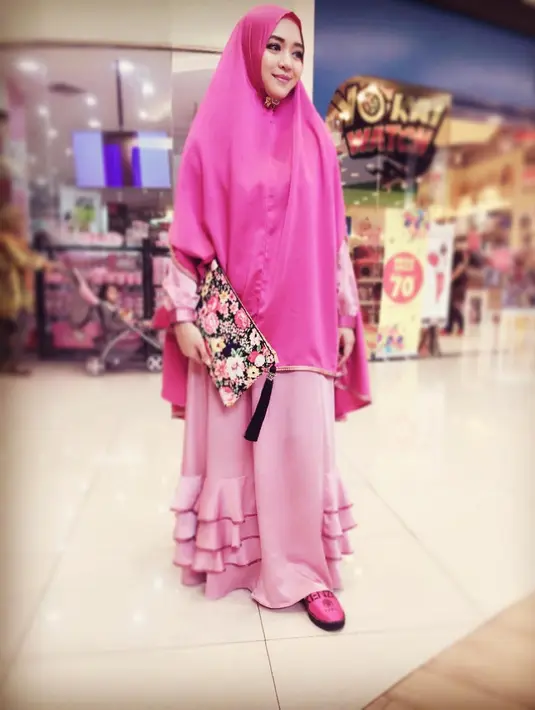 Berhijab syar’i tak menutup kemungkinan bagi Nuri untuk semakin terlihat modis. Pasalnya, ia sangat pandai memadu padankan warna busana dan hijabnya. (Instagram/nurimaulida)