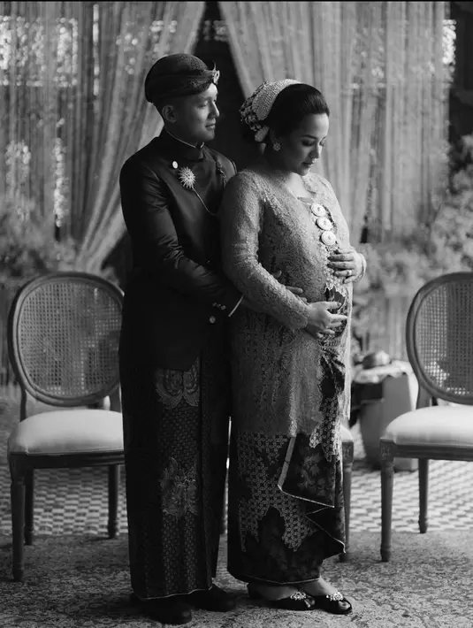 Acara ini bukan hanya menjadi momen bahagia bagi pasangan suami istri, tetapi juga melibatkan seluruh keluarga besar Angel. Mereka kompak menanti bayi laki-laki yang tengah dikandung jebolan Idola Cilik tahun 2008 itu. (Liputan6.com/IG/@angelpieters)