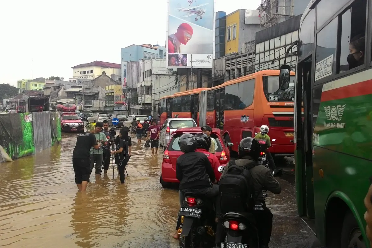 Banjir meluap hingga ke Jalan Jatinegara Barat, Jakarta Timur. 