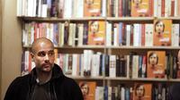 Pep Guardiola dalam acara peluncuranotobiografi Cruyff 'My Turn'. (AP Photo/Matt Dunham)