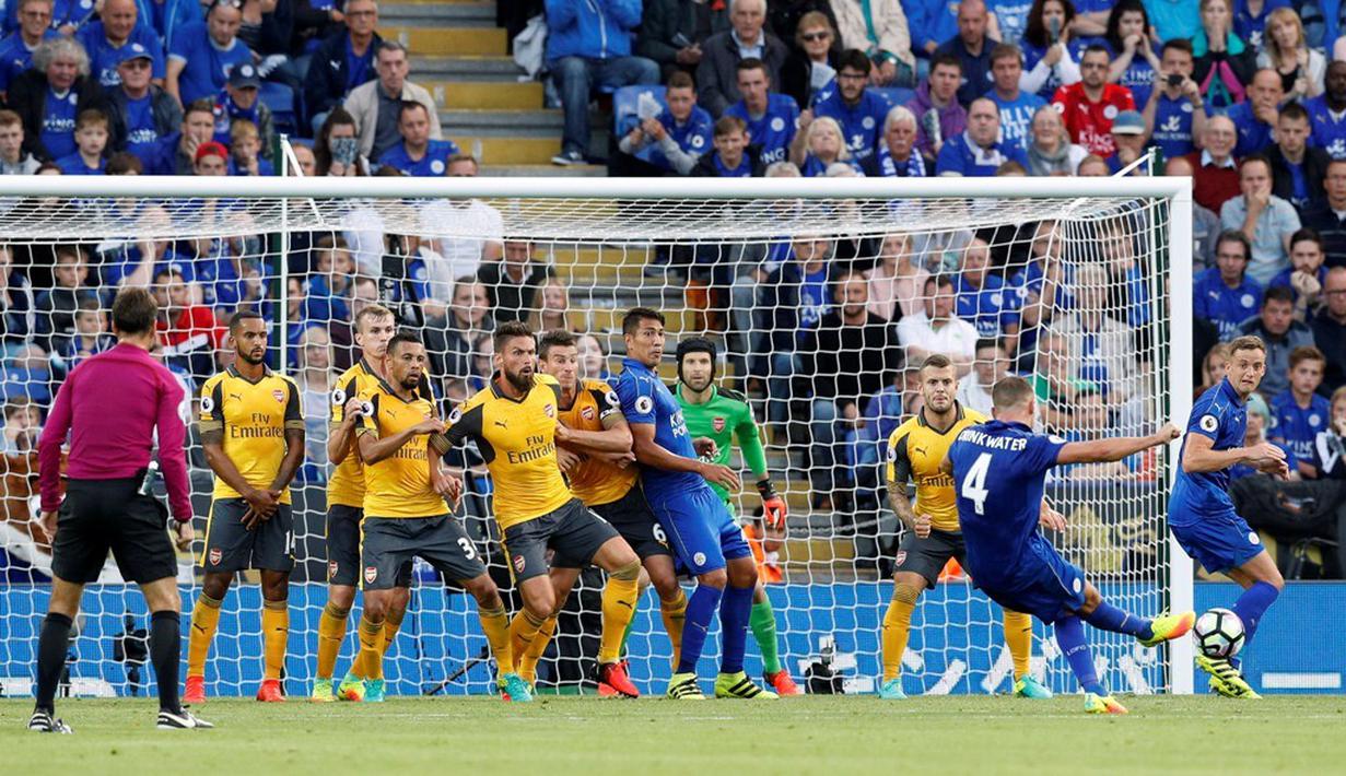 Pemain Leicester City, Danny Drinkwater, melakukan tendangan bebas ke gawang Arsenal dalam laga Premier League di Stadion King Power, Leicester, (20/8/16). (Reuters/Darren Staples)