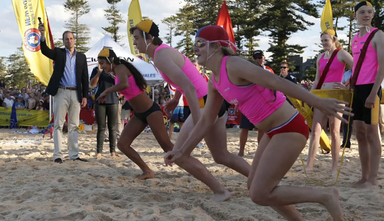 Pangeran William didaulat menjadi pemberi aba-aba di Manly beach, Pantai Utara Sydney, Jumat (18/04/2014) (AFP Photo/Jason Reed).