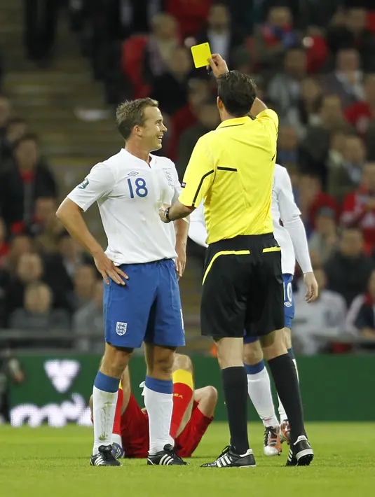 Kevin Davies sudah berusia 33 tahun saat debut bersama Timnas Inggris dalam kualifikasi Piala Eropa 2012 melawan Montenegro. Davies hanya bermain 20 menit dan mendapatkan kartu kuning dalam satu-satunya pertandingan internasionalnya itu. (AFP/Ian Kington)