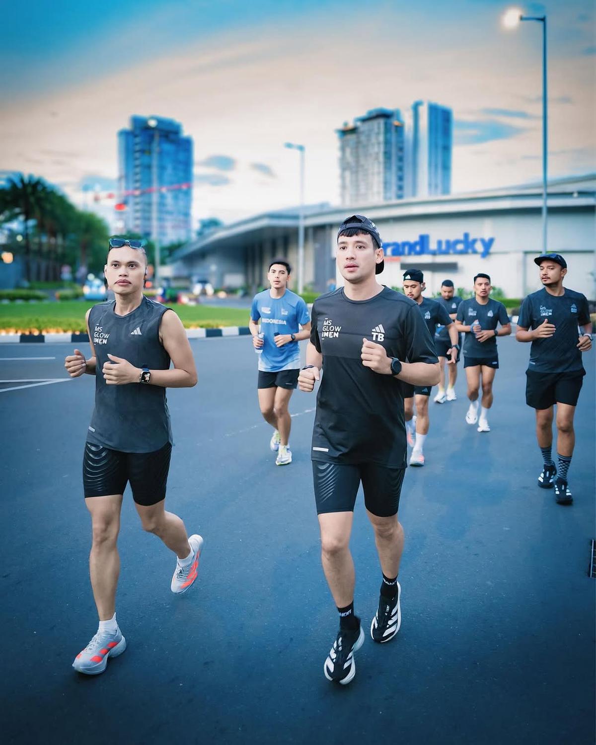 Potret Wanda Hara Konsisten Olahraga Lari, Pamer Otot Perut dan Siap Ikut Tokyo Marathon