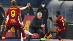Pelatih AS Roma Jose Mourinho (tengah) memberikan arahan kepada para pemainnya saat melawan Cagliari pada pertandingan sepak bola Liga Italia di Stadion Olimpiade Roma, Italia, 16 Januari 2022. AS Roma berhasil mengalahkan Cagliari 1-0. (AP Photo/Andrew Medichini)