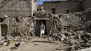 <p>Seorang pria berjalan keluar dari rumahnya yang rusak setelah gempa bumi di desa Gayan, di provinsi Paktika, Afghanistan, Jumat, 24 Juni 2022.Selama dekade terakhir lebih dari 7.000 orang telah tewas dalam gempa bumi di negara itu, Kantor PBB untuk Koordinasi Urusan Kemanusiaan melaporkan. (AP Photo/Ebrahim Nooroozi)</p>