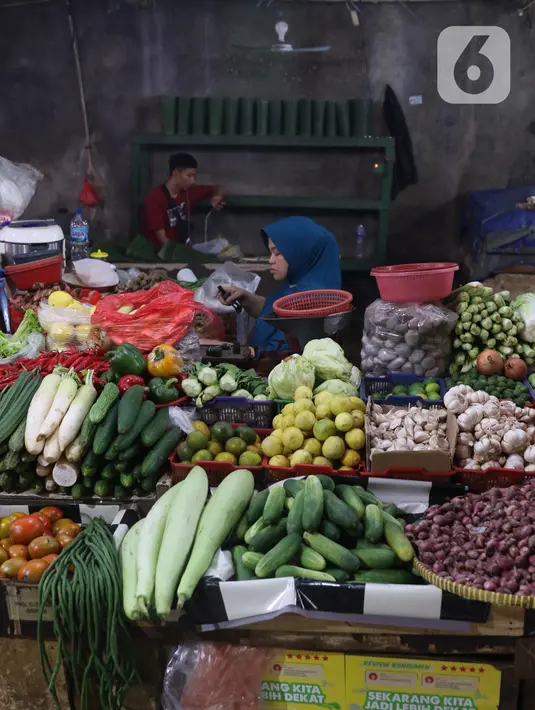 Pedagang menunggu pembeli di Pasar Kebayoran, Jakarta, Senin  (21/12/2020). Kenaikan permintaan bahan pokok berpotensi kembali terjadi pada akhir tahun seiring dengan perayaan Natal dan Tahun Baru 2021. (Liputan6.com/Angga Yuniar)