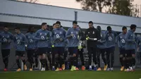 Para pemain Porto berlari kecil dalam sesi latihan Porto di markas klub di Olival, Vila Nova de Gaia, Senin (30/11/2020) waktu setempat. Porto akan menghadapi Manchester City pada matchday ke-5 Grup C Liga Champions 2020/21, Selasa (1/12/2020). (AFP/Miguel Riopa)