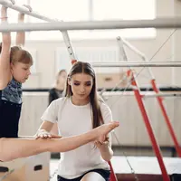 Olahraga gymnastic dapat menjadi pilihan untuk anak tingkatkan kelenturan tubuh anak/copyright freepik/proostoleh