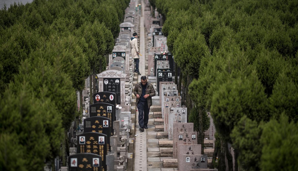 FOTO: Melihat Festival Qingming, Ritual Ziarah Makam di China
