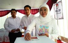 Khofifah Ajak Dua Anaknya Nyoblos di TPS Dekat Rumah: Kita Sudah Lakukan Ikhtiar InsyaAllah Sangat Maksimal