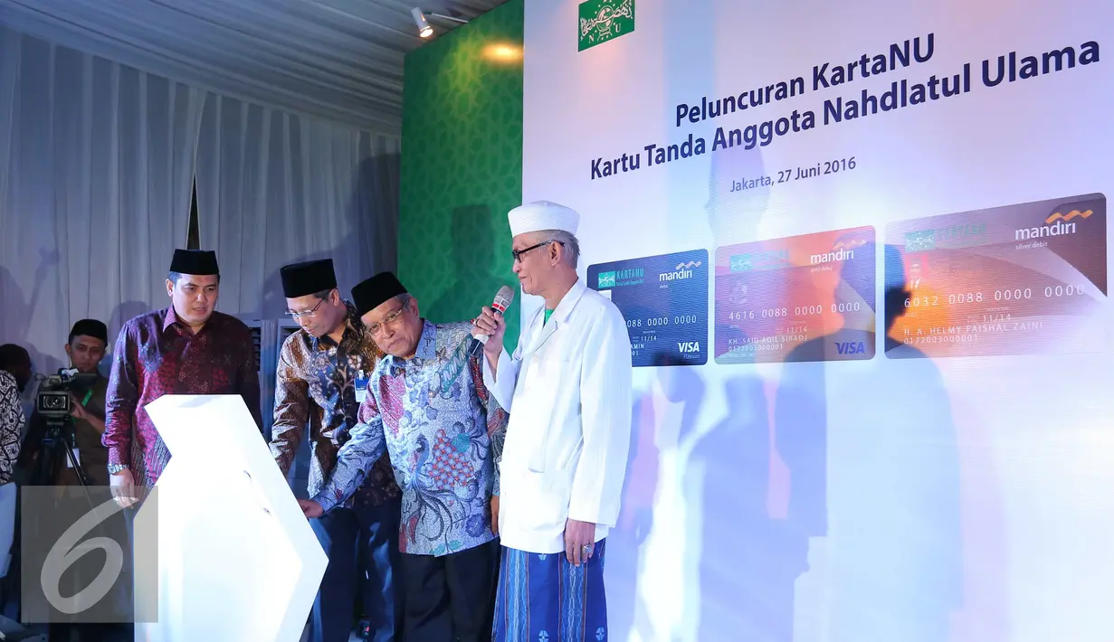 Bank Mandiri dan PBNU meluncurkan kartu debit co-branding Mandiri KARTANU sekaligus kartu anggota NU sebagai upaya meningkatkan akses keuangan kepada seluruh anggota masyarakat di Tanah Air, Jakarta Senin (27/6). (Liputan6.com/Angga Yuniar)  