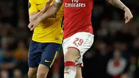 Pemain Atletico Madrid, Saul Niguez mencoba merebut bola dari pemain Arsenal, Granit Xhaka pada laga leg pertama semifinal Liga Europa di Stadion Emirates, Kamis (26/4). Unggul jumlah pemain, Arsenal dipaksa berbagi hasil 1-1.  (AP/Matt Dunham)
