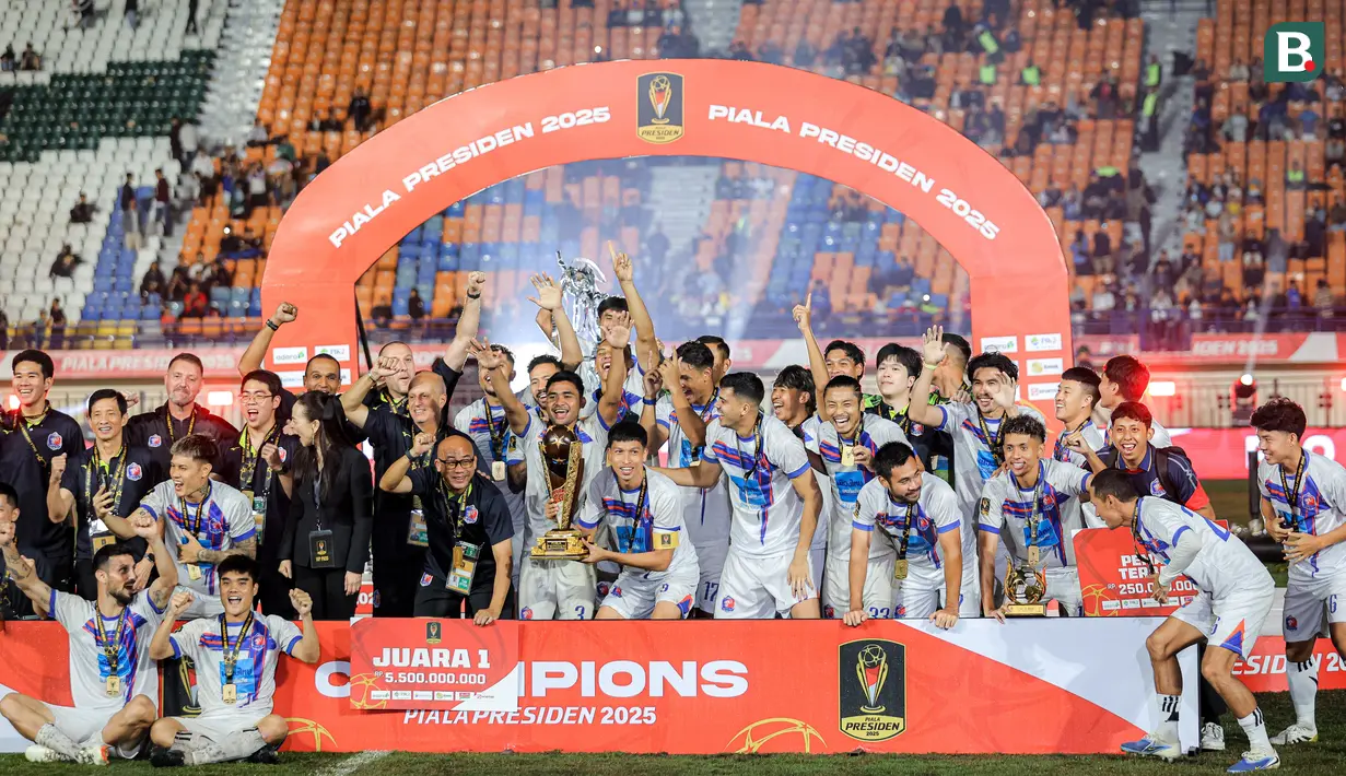 Para pemain Port FC mengangkat Piala Presiden 2025 usai berhasil mengalahkan Oxford United 2-1 di partai final yang berlangsung di Stadion Si Jalak Harupat, Kabupaten Bandung, pada Minggu (13/7/2025) malam WIB. (Bola.com/Bagaskara Lazuardi)