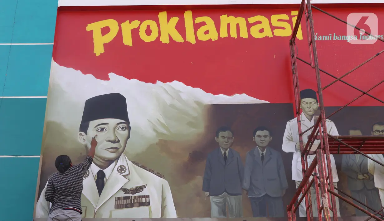 Pekerja tengah membuat mural detik detik proklamasi kemerdekaan Republik Indonesia di Pondok Aren, Tangerang Selatan, Rabu (22/7/2020). Pembuatan mural tersebut untuk menyambut HUT Kemerdekaan RI ke-75 pada bulan Agustus mendatang. (Liputan6.com/Angga Yuniar)