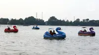 Warga menikmati wahana air di Danau Cipondoh, Kota Tangerang, Banten, Rabu (20/10/2021). Banyak warga memanfaatkan hari libur Maulid Nabi untuk berwisata bersama keluarga di kawasan tersebut sebagai alternatif wisata di tengah kota. (Liputan6.com/Angga Yuniar)