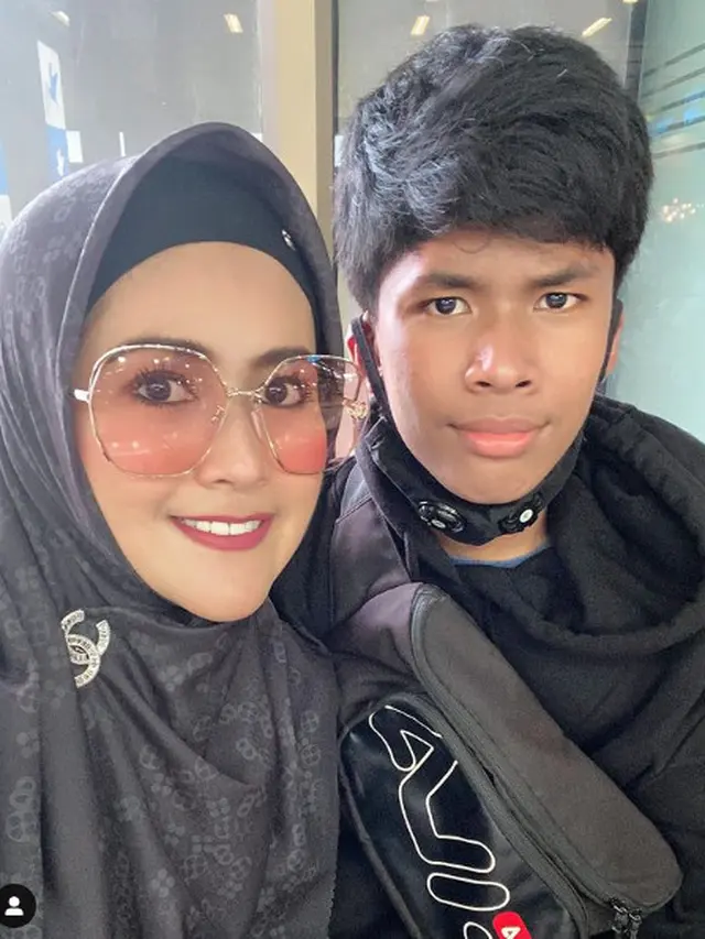 Meggy Wulandari bersama anaknya Rifky Delta