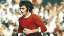 10. Willie Morgan, (1973-1975), dirinya menjadi kapten saat Manchester United berada di masa sulit. Pemain Inggris ini merupakan kapten dari Red Devils saat harus degradasi pada musim 1973/1974. (www.vtv.vn)
