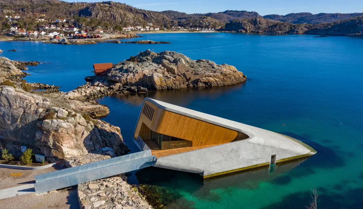 The Under, restoran yang sebagian bangunannya tenggelam ke dalam air di bawah perairan Atlantik Utara di Kristiansand, Norwegia, 19 Maret 2019. Restoran bawah laut terbesar di dunia ini dibuka pada 21 Maret 2019. (Tor Erik SCHRODER/NTB Scanpix/AFP)
