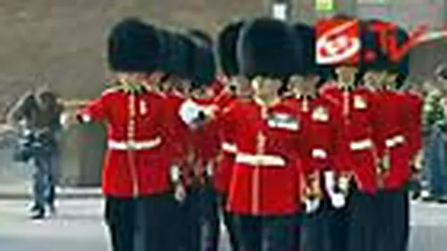 Pasukan Penjaga Berlatih di Istana Buckingham
